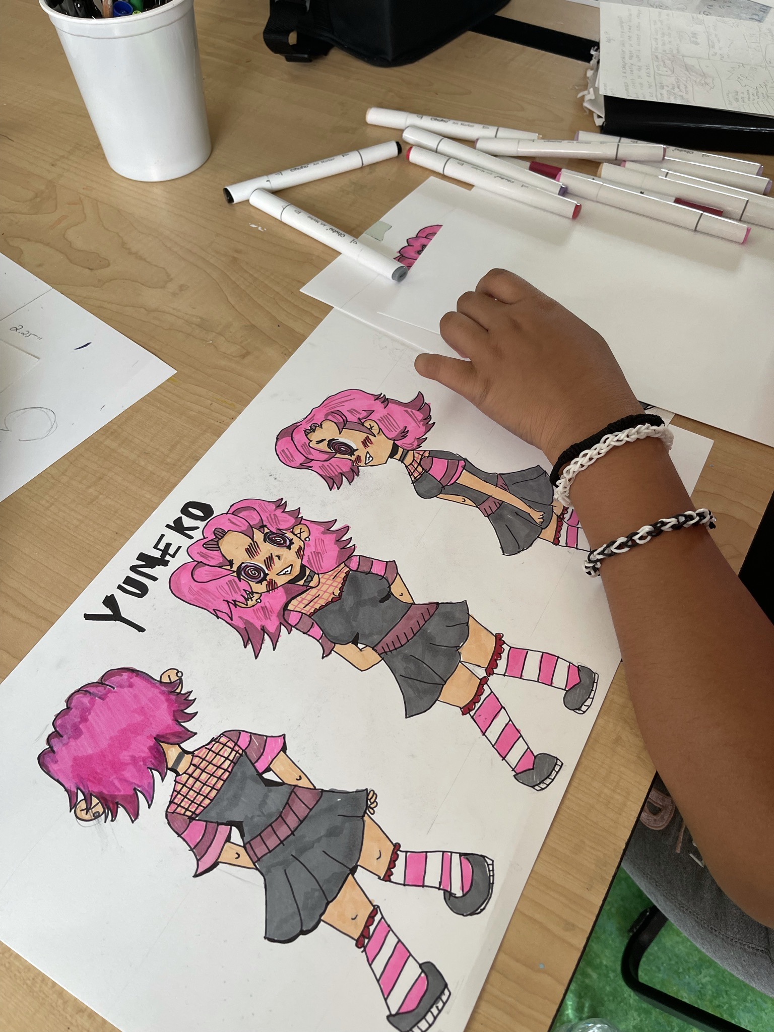 a tee is drawing a pink-haired manga chatacter